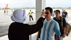 Passengers in Malaysia wait for thermal checks (Photo: freemalaysiatoday)