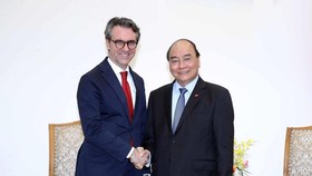 Prime Minister Nguyen Xuan Phuc (right) and head of the EU delegation to Vietnam, Ambassador Pier Giorgio Aliberti (Photo: VNA)