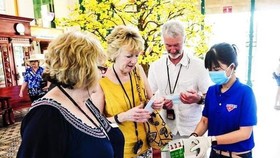 Foreign visitors are given medical facemask free of charge in HCMC