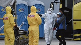 Health workers of Malaysia receive the country's citizens repatriated from China's Wuhan city, the epicentre of the COVID-19 epidemic, at Kuala Lumpur International Airport on February 4 (Photo: AFP/VNA)