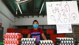 A vendor sells duck eggs in front of a sign reading "out of chicken eggs", at Pak Nam market in Samut Prakan province (Photo:https://www.bangkokpost.com/)