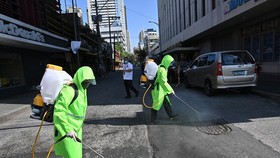 Workers disinfect an area in Manila, the Philippines, on March 19 to help curb the spread of COVID-19 (Photo: AFP/VNA)