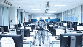 Disinfecting an empty office in Thailand (Source: AFP/VNA)