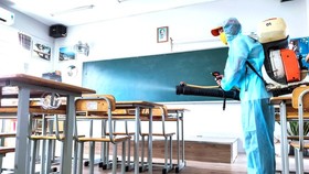 Disinfectant spraying in a classroom at Huynh Khuong Ninh Secondary School in District 1 (Photo: SGGP)