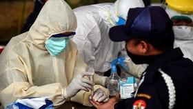 A man has his blood sample taken for rapid COVID-19 testing in South Tangerang, Indonesia's Banten province, on April 21 (Photo: Xinhua/VNA)