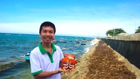 Cong is about to release an egg-bearing crab back to the sea
