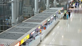 The deserted scene at Suvarnabhumi airport in Bangkokon March 16 amid the spread of COVID-19 (Photo: Xinhua/VNA)