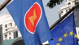 The flags of ASEAN and the EU (Photo: carnegieeurope.eu)