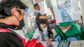 A man registers for COVID-19 testing in Manila capital of the Philippines on September 3 (Photo: Xinhua/VNA)