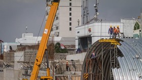 Workers complete the Purwosari overpass project in Surakarta, Central Java, on June 16. (Photo: Antara)