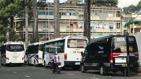Coaches line up along Hung Vuong Street, District 5 (Photo: SGGP)