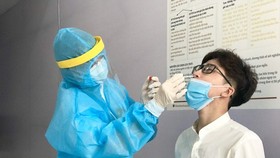 Taking sample for Covid-19 test in Da Nang(Photo: SGGP)