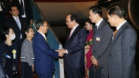 Japanese Prime Minister Yoshihide Suga arrives in Hanoi on October 18, begining his official visit to Vietnam. (Photo: VNA)