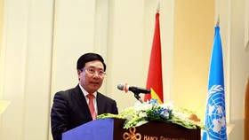 Vietnamese Deputy Prime Minister and Foreign Minister Pham Binh Minh delivers the remarks at a reception to celebrate the UN’s 75th founding anniversary in Hanoi on October 23. (Photo: VNA)