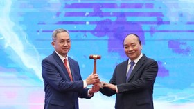 Vietnamese Prime Minister Nguyen Xuan Phuc (R) hands over the hammer, which represents the ASEAN Chairmanship, to Brunei Darussalam on November 15 (Photo: SGGP)