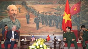 Defence Minister General Ngo Xuan Lich (right) hosts US National Security Advisor Robert O'Brien. (Photo: qdnd.vn)