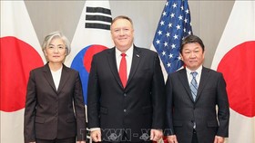Ngoại trưởng Hàn Quốc Kang Kyung-wha cùng người đồng cấp Mỹ Mike Pompeo và Nhật Bản Toshimitsu Motegi tại cuộc gặp ở thành phố East Palo Alto, bang California, Mỹ ngày 15/1/2020. Ảnh: Yonhap/TTXVN