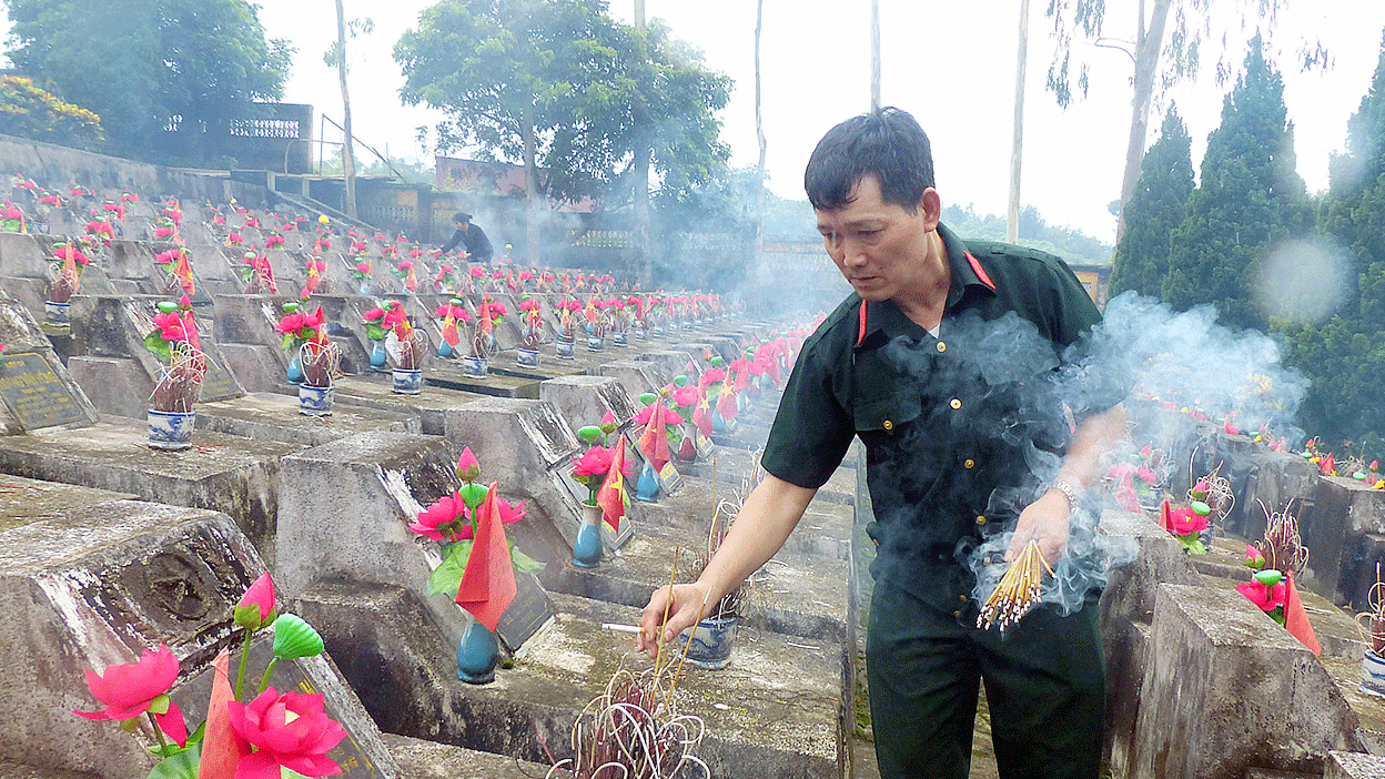 Cựu chiến binh dâng hương, tưởng nhớ đồng đội tại Nghĩa trang Quốc gia Vị Xuyên, Hà Giang. Ảnh: TRẦN LƯU