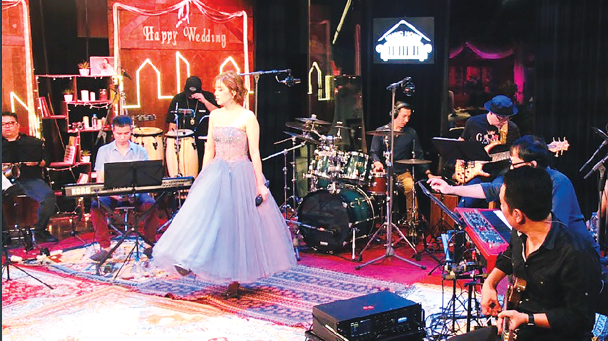 Ca sĩ trẻ trong một chương trình trực tuyến của Music Home