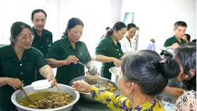 Các cựu TNXP phát cơm cho người nhà nuôi bệnh nhân điều trị tại Bệnh viện Đa khoa thị xã Phước Long