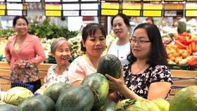 Chọn mua dưa hấu tại siêu thị