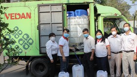 Tài trợ 3.200 lít Javen khử trùng phòng chống dịch bệnh Covid-19 tại các trường học