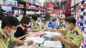 Lực lượng chuyên trách kiểm tra một cơ sở nghi kinh doanh mỹ phẩm giả mạo tại TPHCM