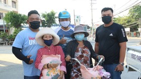 Nhiều bạn trẻ ở Cần Thơ chung tay lo cho người bán vé số dạo. Ảnh: MINH TRUNG