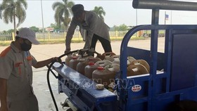 Người dân đổ xô đi mua xăng dầu tích trữ. Ảnh: TTXVN