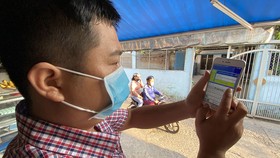 Khách hàng đăng nhập thực hiện giao dịch trực tuyến của một ngân hàng. Ảnh: CAO THĂNG