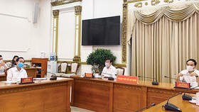 Phó Bí thư Thường trực Thành ủy TPHCM Trần Lưu Quang và Chủ tịch UBND TPHCM Nguyễn Thành Phong chủ trì cuộc họp giao ban. Ảnh: TTBC TPHCM