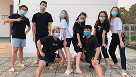 Nhóm du học sinh về từ Anh, chụp ảnh kỷ niệm tại Bệnh viện Bệnh lý hô hấp cấp tính Củ Chi sau khi hoàn thành thời gian cách ly y tế