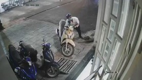 Camera ghi lại hình ảnh kẻ gian lấy trộm xe của anh Võ Thành Toàn