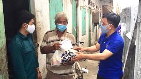 Đoàn viên, thanh niên Quận đoàn 9 tặng quà và hướng dẫn người dân phòng chống dịch Covid-19