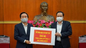 Ông Trần Thanh Mẫn, Chủ tịch UBTWMTTQ Việt Nam tiếp nhận ủng hộ từ Bộ trưởng Bộ GDĐT Phùng Xuân Nhạ