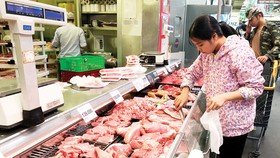 Khách hàng chọn mua thịt heo ở một siêu thị tại TPHCM. Ảnh: THI HỒNG