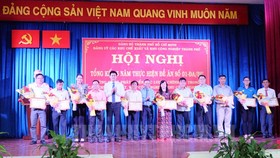 Trưởng Ban Dân vận Thành ủy TP Nguyễn Hữu Hiệp và Bí thư Đảng ủy Hứa Quốc Hưng tặng giấy khen cho các tập thể đạt thành tích xuất sắc trong thực hiện nhiệm vụ.