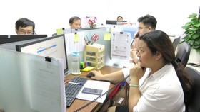 Nhân viên trực tổng đài 24/7 tiếp nhận phản ánh của khách hàng tại Công ty cổ phần Cấp nước Chợ Lớn