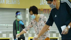Cử tri Singapore bỏ phiếu tại Trường trung học Chung Cheng, ngày 10-7-2020. Ảnh: Channel News Asia
