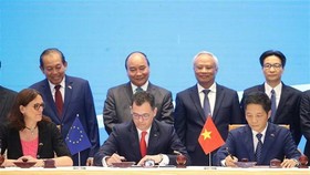 Thủ tướng Nguyễn Xuân Phúc chứng kiến ký Hiệp định Thương mại tự do giữa Việt Nam và Liên minh châu Âu. Ảnh: TTXVN