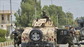 Binh sĩ Afghanistan triển khai bên ngoài nhà tù ở thành phố Jalalabad, tỉnh Nangarhar trong cuộc đọ súng với các tay súng IS ngày 3-8-2020. Ảnh: AFP/TTXVN