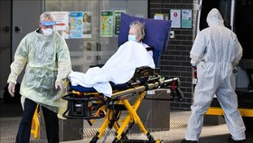 Nhân viên y tế chuyển bệnh nhân nhiễm COVID-19 tới bệnh viện ở Melbourne, Australia, ngày 30-7-2020. Ảnh: AFP/TTXVN