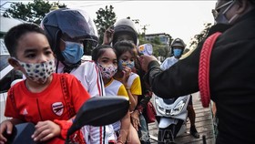 Người dân đeo khẩu trang phòng lây nhiễm COVID-19 tại Bangkok, Thái Lan. Ảnh: AFP/TTXVN