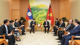 Thủ tướng Nguyễn Xuân Phúc tiếp Thủ tướng Lào Thongloun Sisoulith