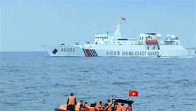 Đoàn lực lượng Cảnh sát biển Việt Nam sang tàu Cảnh sát biển Trung Quốc tham dự hội đàm tổng kết chuyến kiểm tra liên hợp nghề cá Việt Nam-Trung Quốc năm 2019. Ảnh: TTXVN