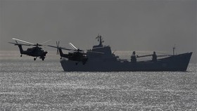 Tàu chiến và trực thăng quân sự của Nga. Nguồn: AFP/TTXVN