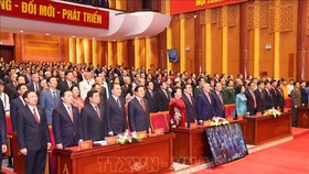 Chủ tịch Quốc hội Nguyễn Thị Kim Ngân và các đại biểu thực hiện nghi lễ chào cờ. Ảnh: TTXVN