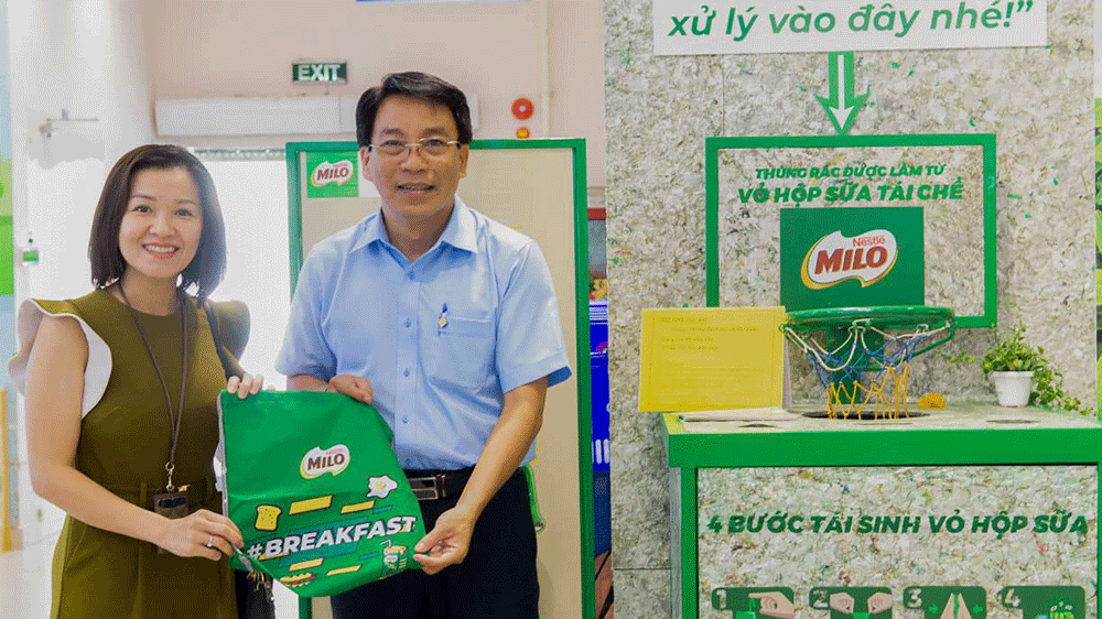 Ông Lê Trường Sơn, Phó Tổng Giám đốc Saigon Co.op, trao quà cho khách hàng tham gia thu gom vỏ hộp sữa MILO