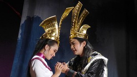 Điền Trung (Trọng Thủy) và Lệ Trinh (Mỵ Châu) trong vở “Truyền tích Cổ Loa xưa”. Ảnh: H.K