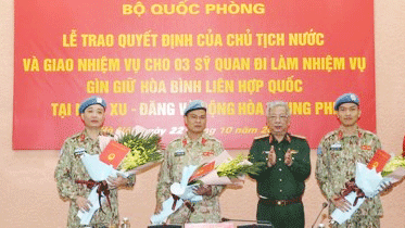 Thượng tướng Nguyễn Chí Vịnh trao quyết định cho các sĩ quan lên đường thực hiện nhiệm vụ